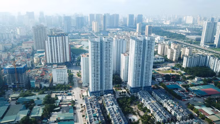 Trên bình diện chung cả nước, nhất là các đô thị lớn, các phân khúc như căn hộ bình dân, căn hộ trung cấp, nhà ở riêng lẻ và đặc biệt là đất nền đều được hấp thụ tốt và có tính thanh khoản cao. Ảnh: Song Lê