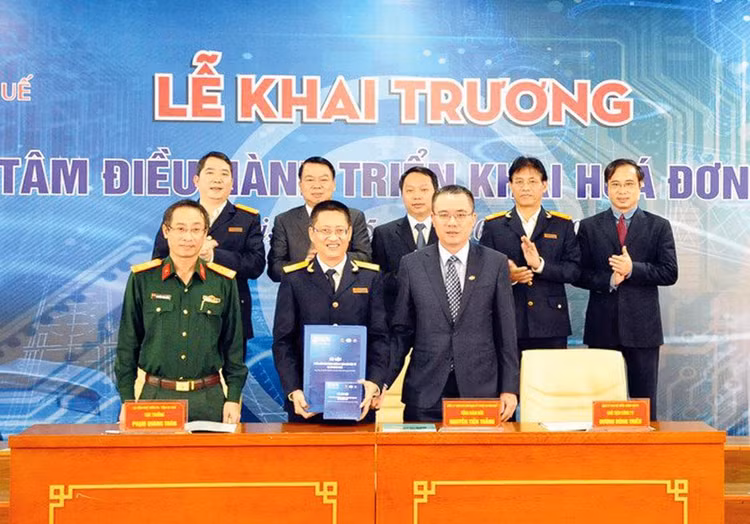 Đại tá Nguyễn Tiến Thắng, Tổng giám đốc TECAPRO (ngoài cùng bên trái) ký bàn giao phần mềm hóa đơn điện tử