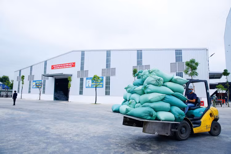 Đợt dịch Covid-19 bùng phát mạnh ở nhiều địa phương gây tác động tiêu cực đến hoạt động sản xuất, kinh doanh, ảnh hưởng tới tăng trưởng kinh tế. Ảnh: Lê Tiên