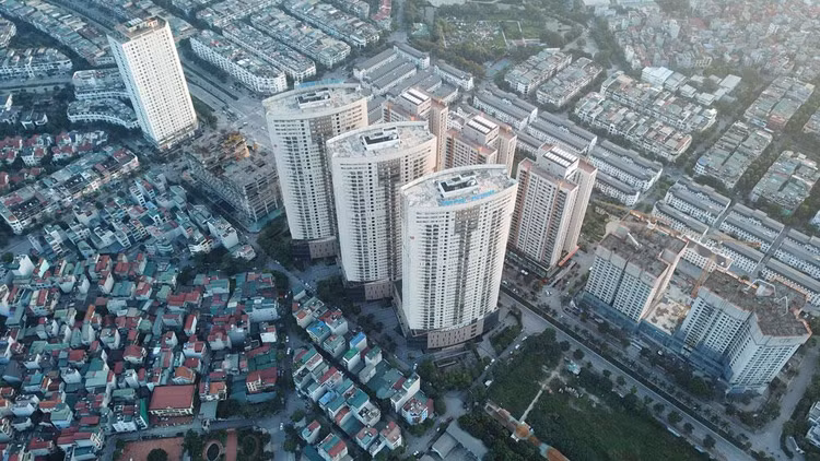 Dòng tiền chảy mạnh vào thị trường chứng khoán và bất động sản là một trong những nội dung cần được phân tích, đánh giá kỹ trong Báo cáo 6 tháng của Chính phủ. Ảnh: Lê Tiên