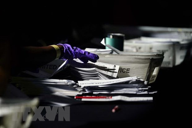 Nhân viên bầu cử kiểm phiếu bầu Tổng thống Mỹ tại Atlanta, bang Georgia, ngày 4/11/2020. (Ảnh: AP/TTXVN)