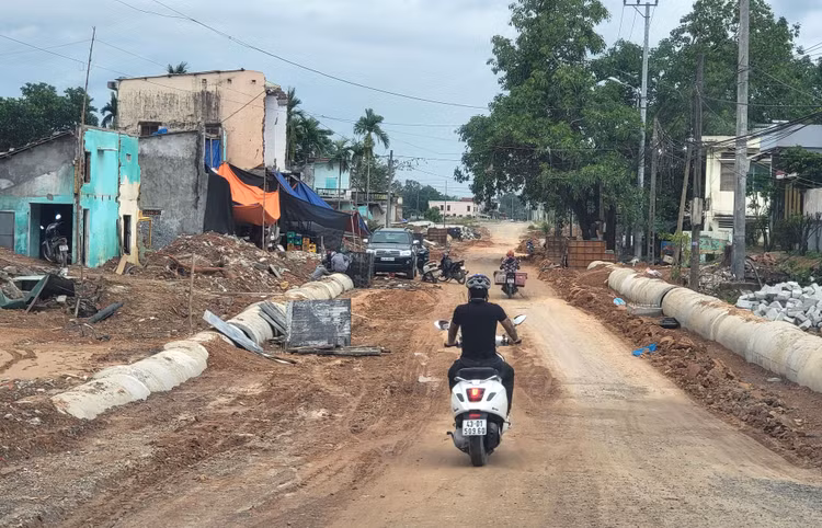 Tuyến đường ĐH02 từ Hoà Nhơn - Hoà Sơn (huyện Hoà Vang, Đà Nẵng) đang thiếu khoảng 40.000 m3 vật liệu đắp nền . Ảnh: Minh Hạnh