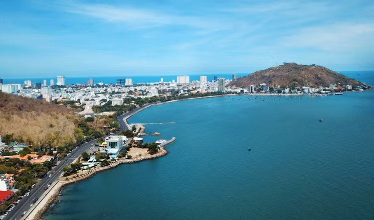 Các tỉnh vùng Đông Nam Bộ có độ mở và hội nhập quốc tế lớn nên kinh - tế xã hội chịu nhiều tác động tiêu cực do dịch bệnh Covid-19 gây ra. Ảnh: Lê Tiên