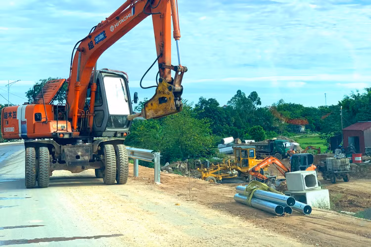 Gói thầu Toàn bộ khối lượng thi công xây dựng công trình thuộc Dự án Nâng cấp, mở rộng các tuyến đường giao thông xã Cát Nhơn, huyện Phù Cát, tỉnh Bình Định có giá 15,35 tỷ đồng. Ảnh minh họa: Nhã Chi