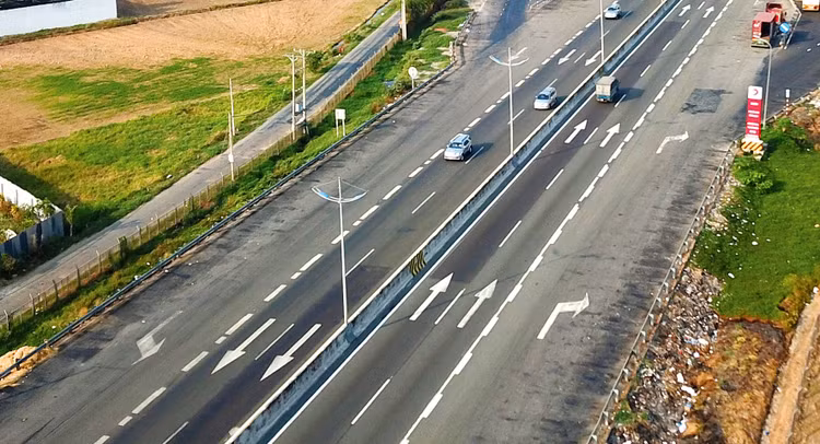 13 gói thầu đang được mời thầu của 3 dự án cao tốc thành phần
Phan Thiết - Dầu Giây, Mai Sơn - Quốc lộ 45 và Vĩnh Hảo - Phan Thiết có tổng
giá gói thầu là 22.259 tỷ đồng. Ảnh: Lê Tiên