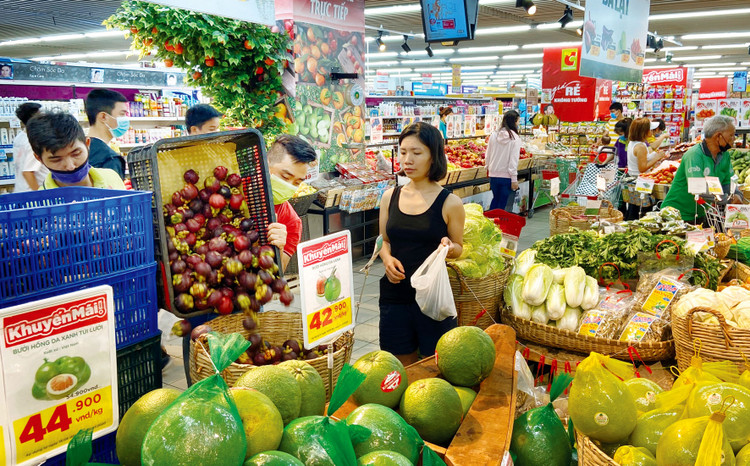 Tổng mức bán lẻ hàng hóa và doanh thu dịch vụ tiêu dùng tháng 8 giảm 2,7% so với tháng 7 do ảnh hưởng tiêu cực của dịch Covid-19. Ảnh: Tâm An