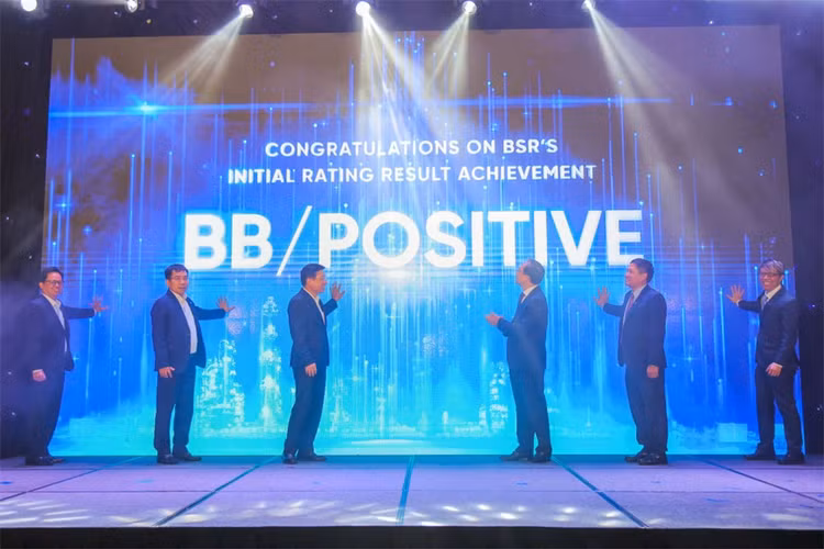 Các đại biểu thực hiện nghi thức công bố xếp hạng tín nhiệm lần đầu của Công ty CP Lọc hóa dầu Bình Sơn