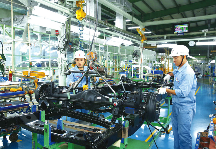 Tăng trưởng GDP năm 2024 được dự báo tích cực nhờ sự cải thiện đồng bộ của các động lực sản xuất, tiêu dùng và đầu tư. Ảnh: Lê Tiên