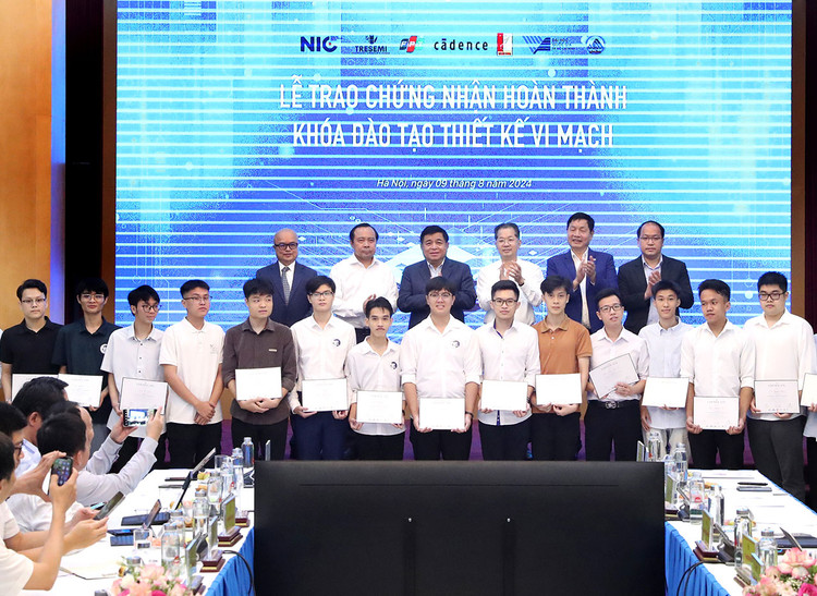 Các học viên được trao chứng nhận hoàn thành khóa đào tạo thiết kế vi mạch. Ảnh: Trương Gia