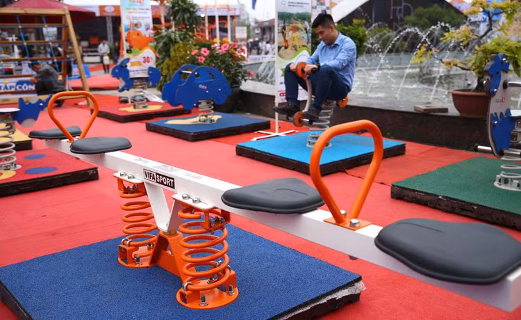 Phạm vi cung cấp của Gói thầu số 05 Mua sắm, lắp đặt điểm vui chơi bao gồm: bập bênh 2 ghế (100 cái); cầu trượt nhựa composite (50 bộ); xích đu 4 ghế gấu (50 bộ). Ảnh minh họa: Nhã Chi