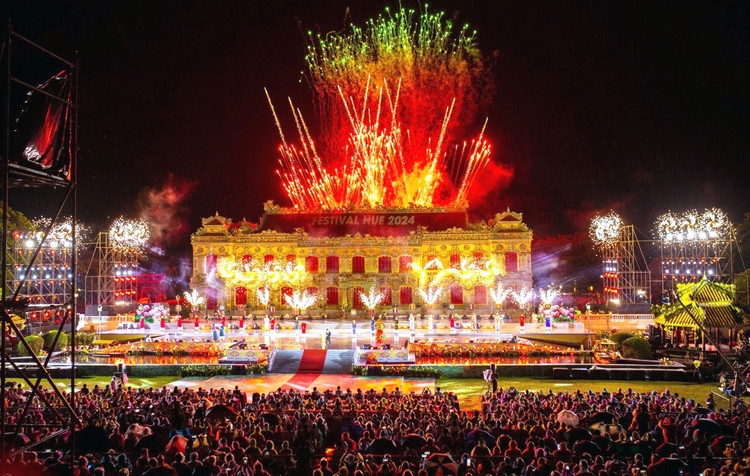 Lễ khai mạc Tuần lễ Festival Huế 2024 được tổ chức công phu, hoành tráng nhưng vắng bóng những nghệ sĩ ăn khách như giới thiệu của Ban tổ chức. Ảnh: Hoài Tâm