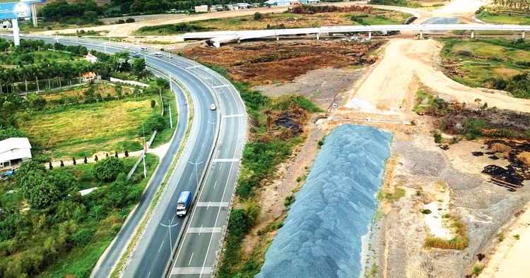 Các dự án giao thông đang bị chậm chủ yếu là do nguồn vật liệu đắp chưa đáp ứng yêu cầu. Ảnh chỉ mang tính minh họa