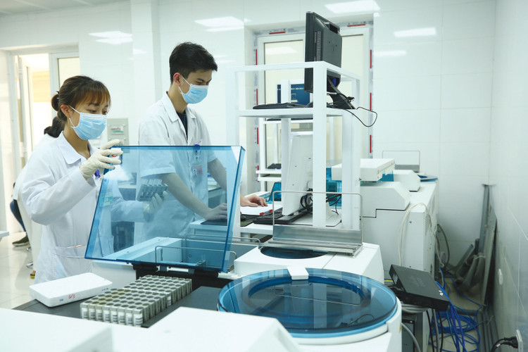 Việc cho phép các đơn vị sự nghiệp trong lĩnh vực y tế tự quyết định việc mua sắm vật tư, thiết bị y tế, thuốc sẽ giúp nâng cao hiệu quả khám chữa bệnh của hệ thống bệnh viện công lập. Ảnh: Lê Tiên