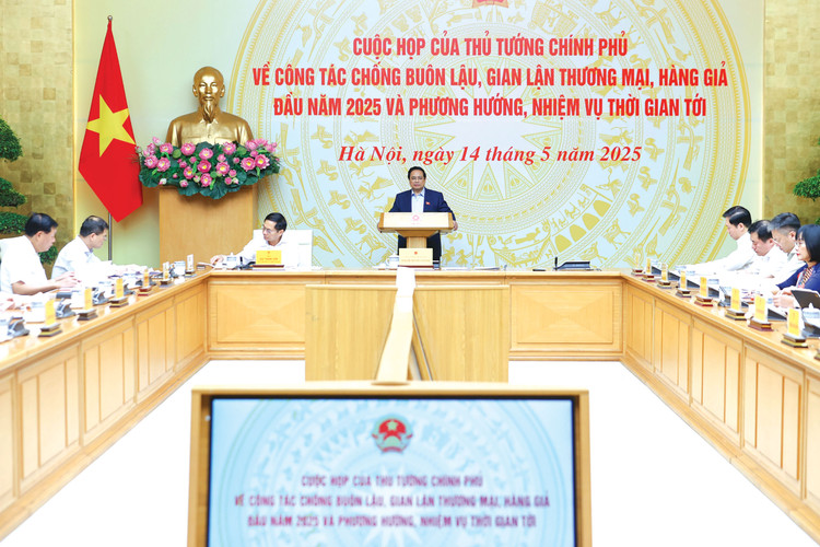 Thủ tướng Chính phủ Phạm Minh Chính chủ trì làm việc với các bộ, ngành, cơ quan trung ương để đánh giá về công tác chống buôn lậu, gian lận thương mại, hàng giả. Ảnh: Quý Bắc