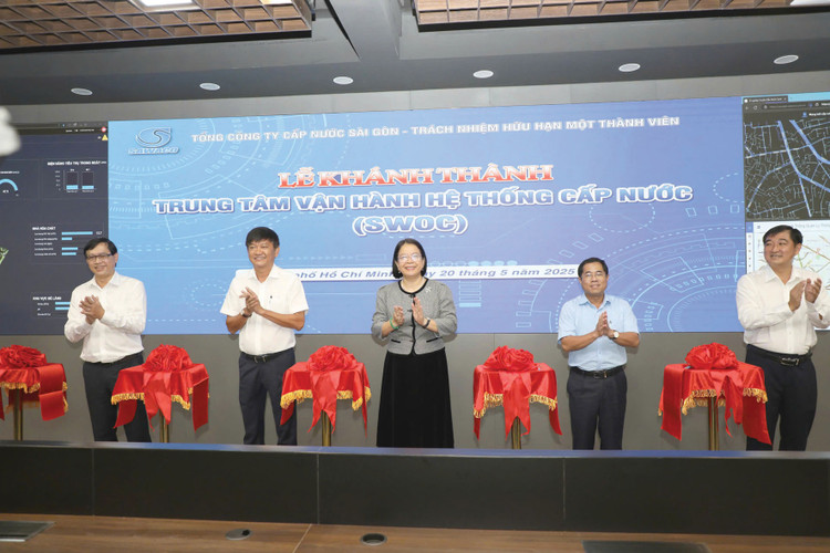 Lãnh đạo SAWACO và Trung tâm Chuyển đổi số TP.HCM cắt băng khánh thành Trung tâm Vận hành hệ thống cấp nước (SWOC)