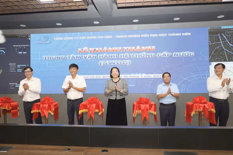 Lãnh đạo SAWACO và Trung tâm Chuyển đổi số TP.HCM cắt băng khánh thành Trung tâm Vận hành hệ thống cấp nước (SWOC)