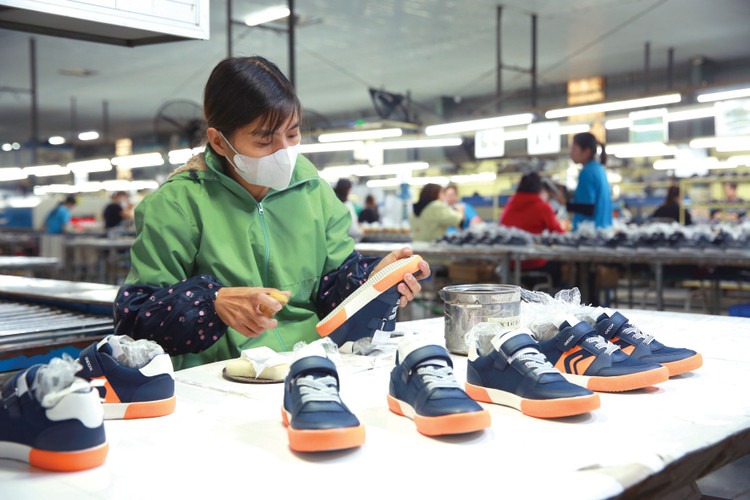 Những doanh nghiệp sản xuất, xuất khẩu các mặt hàng điện, điện tử, linh kiện, điện thoại, da giày, dệt may, gỗ... sẽ bị tác động mạnh bởi chính sách thuế đối ứng của Chính phủ Mỹ. Ảnh: Lê Tiên