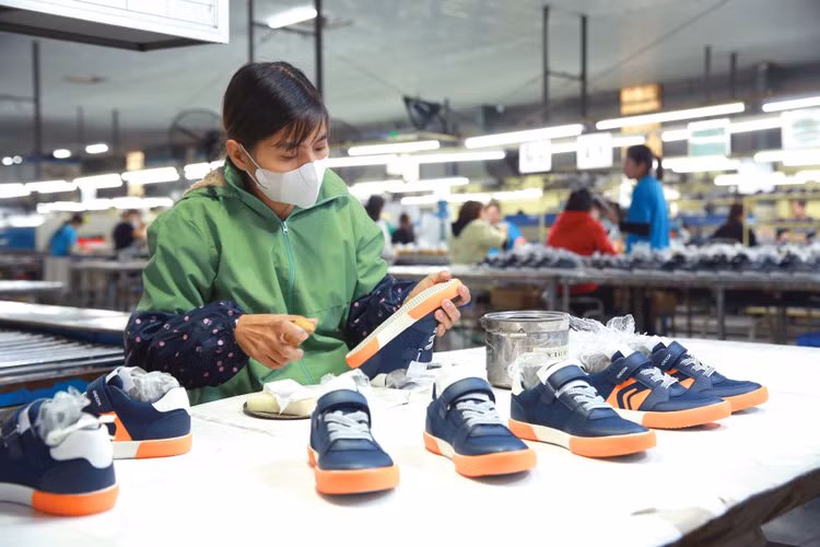 Những doanh nghiệp sản xuất, xuất khẩu các mặt hàng điện, điện tử, linh kiện, điện thoại, da giày, dệt may, gỗ... sẽ bị tác động mạnh bởi chính sách thuế đối ứng của Chính phủ Mỹ. Ảnh: Lê Tiên