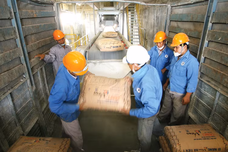 Động lực phục hồi của thị trường xi măng đến từ tiêu thụ nội địa. Ảnh: Song Lê