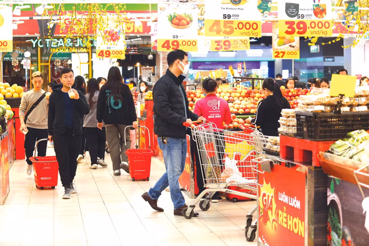 Chính sách giảm thuế giá trị gia tăng 2% góp phần thúc đẩy sản xuất, kinh doanh của doanh nghiệp, tiêu dùng của người dân, tạo thêm công ăn việc làm cho người lao động. Ảnh: Tiên Giang