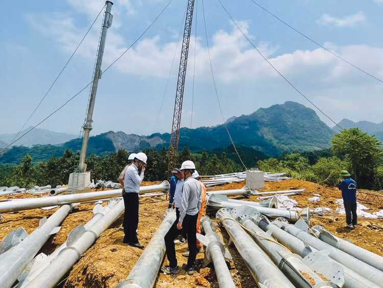 Vật tư, thiết bị phục vụ thi công đã được tập kết trên công trường. Ảnh: Việt Anh