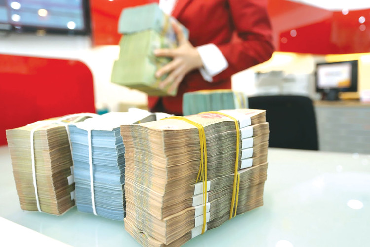 Việc luật hóa các quy định tại Nghị quyết số 42/2017/QH14 sẽ đẩy nhanh tốc độ xử lý nợ xấu, giảm chi phí hoạt động của ngân hàng, từ đó hỗ trợ giảm lãi suất và tăng khả năng cung ứng vốn cho nền kinh tế. Ảnh: Minh Dũng