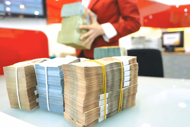 Việc luật hóa các quy định tại Nghị quyết số 42/2017/QH14 sẽ đẩy nhanh tốc độ xử lý nợ xấu, giảm chi phí hoạt động của ngân hàng, từ đó hỗ trợ giảm lãi suất và tăng khả năng cung ứng vốn cho nền kinh tế. Ảnh: Minh Dũng