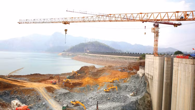 Nhân công, máy móc được huy động đầy đủ, phấn đấu phát điện 2 tổ máy của Dự án Nhà máy Thủy điện Hòa Bình mở rộng trong năm 2025. Ảnh: Tuấn Việt