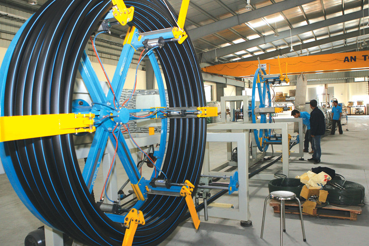 Kịp thời tháo gỡ vướng mắc cho doanh nghiệp chính là giúp khơi thông nguồn lực đầu tư phát triển. Ảnh: Nhã Chi