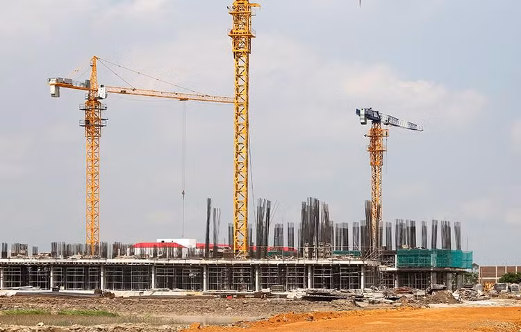 Quy định chuyển tiếp có được áp dụng với các hợp đồng đã ký đang chịu tác động mạnh bởi tăng giá hay không là vấn đề nhà thầu rất quan tâm. Ảnh: Nhã Chi