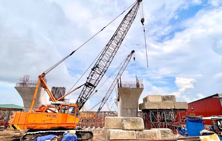 Gói thầu Xây dựng cầu Trần Hoàng Na bị ngưng trệ thời gian dài do ảnh hưởng của dịch Covid-19 và việc thay đổi vật liệu thép xây dựng. Ảnh: Đỗ Lê