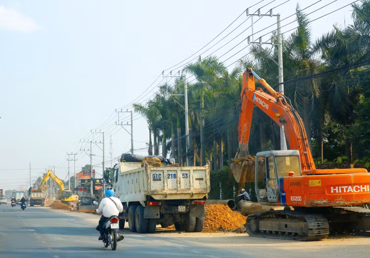 Việc thực hiện kế hoạch đầu tư công tại các địa phương phía Nam gặp nhiều vướng mắc như giải phóng mặt bằng, hồ sơ thủ tục chuẩn bị đầu tư, giá vật liệu xây dựng tăng cao. Ảnh : Hoài Tâm
