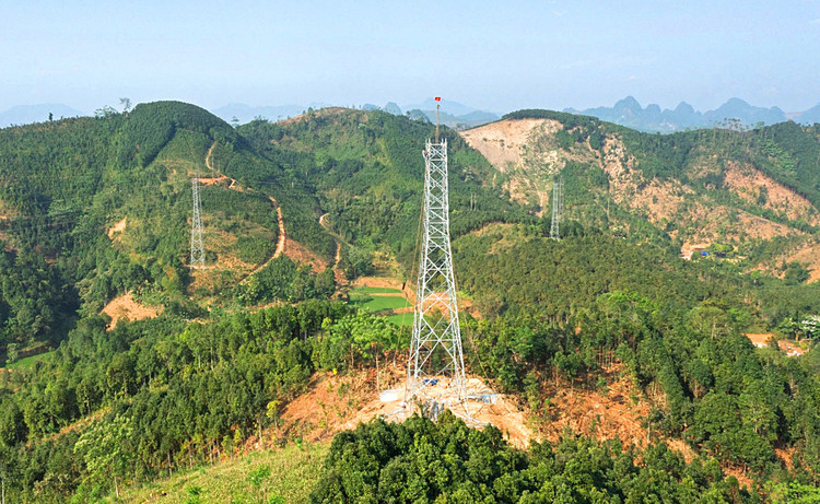 Dự án Đường dây 500kV Lào Cai - Vĩnh Yên có tổng mức đầu tư hơn 7.400 tỷ đồng, có chiều dài 229,5 km, đi qua 4 tỉnh Lào Cai, Yên Bái, Phú Thọ, Vĩnh Phúc. Ảnh: Phi Long