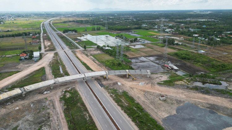 Vướng di dời hạ tầng điện cao thế, nhà thầu thi công Vành đai 3 - TP.HCM đứng trước nhiều rủi ro khi thực hiện hợp đồng xây lắp. Ảnh: Như Nguyệt