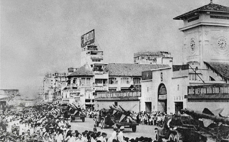 Tên lửa của Trung đoàn 263 tham gia cuộc diễu binh mừng chiến thắng ngày 15/5/1975 trên đường phố Sài Gòn vừa giải phóng (Ảnh do tác giả cung cấp)