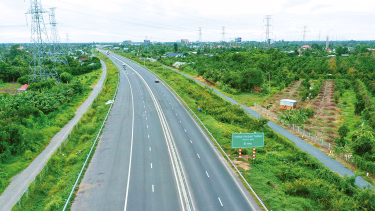 Cả nước đã hoàn thành khoảng 1.000 km đường bộ cao tốc đi qua 15 tỉnh, thành phố, nâng tổng chiều dài đường bộ cao tốc lên gần 2.100 km. Ảnh: Lê Tiên