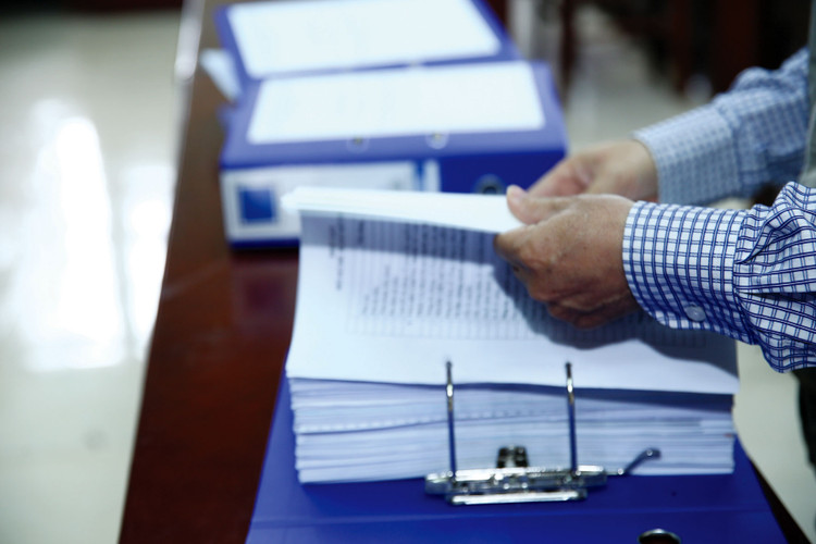 Nhiều trường hợp hồ sơ mời thầu ghi thời điểm đóng/mở thầu lệch hẳn với các mốc thời gian theo thông báo mời thầu. Ảnh: Lê Tiên