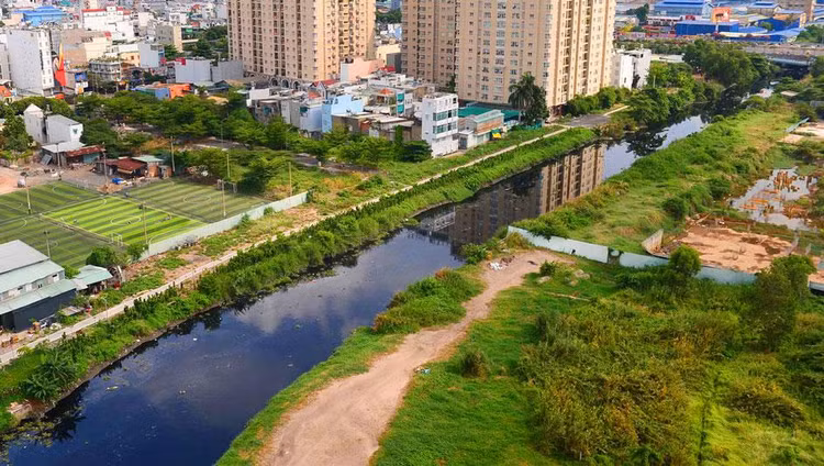 Dự án Xây dựng hạ tầng và cải tạo môi trường kênh Tham Lương - Bến Cát - rạch Nước Lên có chi phí xây dựng khoảng 6.400 tỉ đồng, đền bù giải phóng mặt bằng khoảng 718 tỉ đồng. Ảnh: Quang Đại