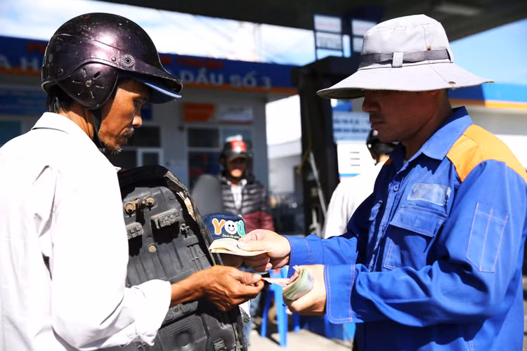 Bộ Tài chính đề xuất giảm thuế bảo vệ môi trường 1.000 đồng/lít với mặt hàng xăng (trừ ethanol). Ảnh: Nhã Chi