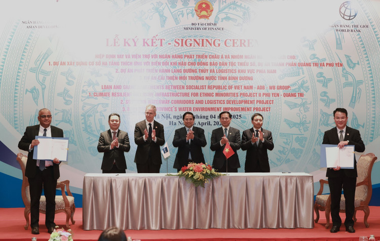 Ký hiệp định vay và viện trợ gần 400 triệu USD cho 3 dự án vay vốn WB và ADB