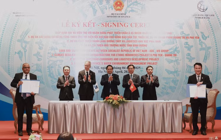 Ký hiệp định vay và viện trợ gần 400 triệu USD cho 3 dự án vay vốn WB và ADB