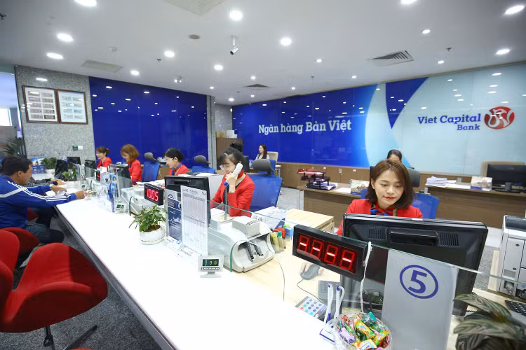 Việc cơ cấu lại nợ, miễn, giảm lãi vay và giữ nguyên nhóm nợ cho khách hàng bị ảnh hưởng bởi Covid-19 có thể làm tăng áp lực nợ xấu đối với hệ thống ngân hàng. Ảnh: Tiên Giang