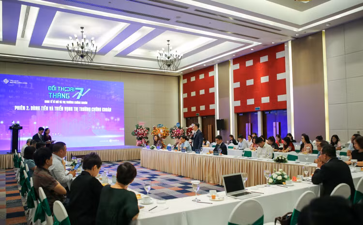 Toàn cảnh Đối thoại tháng 7 “Kinh tế vĩ mô và thị trường chứng khoán” do Câu lạc bộ Nhà báo chứng khoán tổ chức ngày 26/7