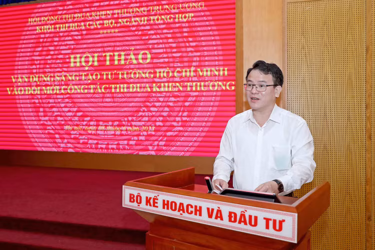 Thứ trưởng Bộ Kế hoạch và Đầu tư Trần Quốc Phương phát biểu khai mạc Hội thảo. Ảnh: Trương Gia