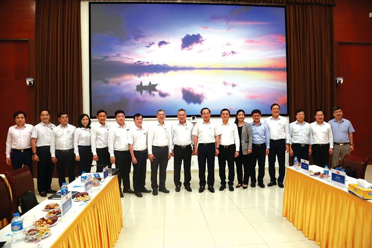 Bí thư Thành ủy TP.HCM Nguyễn Văn Nên (thứ 8 từ phải qua) cùng Chủ tịch HĐTV EVNHCMC Phạm Quốc Bảo và đoàn công tác