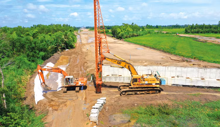 Việt Nam có nhiều triển vọng cải thiện tốc độ tăng trưởng thông qua việc thúc đẩy đầu tư công, tiêu dùng, du lịch, đẩy mạnh chuyển đổi xanh… Ảnh: Lê Tiên