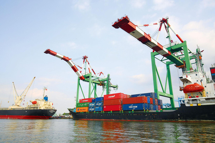 Theo Bộ Công Thương, năm 2021, tổng kim ngạch xuất nhập khẩu có thể lập kỷ lục mới, đạt từ 640 - 645 tỷ USD và cán cân thương mại duy trì ở mức xuất siêu nhẹ. Ảnh: Lê Tiên