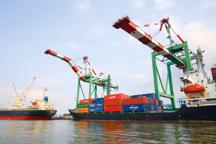 Theo Bộ Công Thương, năm 2021, tổng kim ngạch xuất nhập khẩu có thể lập kỷ lục mới, đạt từ 640 - 645 tỷ USD và cán cân thương mại duy trì ở mức xuất siêu nhẹ. Ảnh: Lê Tiên