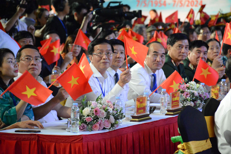 Ông Trần Quang Dũng - Ủy viên Ban thường vụ Đảng ủy, Trưởng Ban Truyền thông và Văn hóa doanh nghiệp Petrovietnam tham dự chương trình cầu truyền hình trực tiếp “Dưới lá cờ Quyết thắng” tại điểm cầu Điện Biên