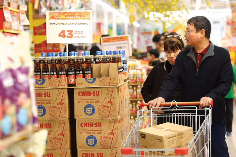 Giá nguyên vật liệu đầu vào thế giới ở mức cao, đồng USD tăng giá là những yếu tố gây sức ép lên mặt bằng giá hàng hóa. Ảnh: Lê Tiên